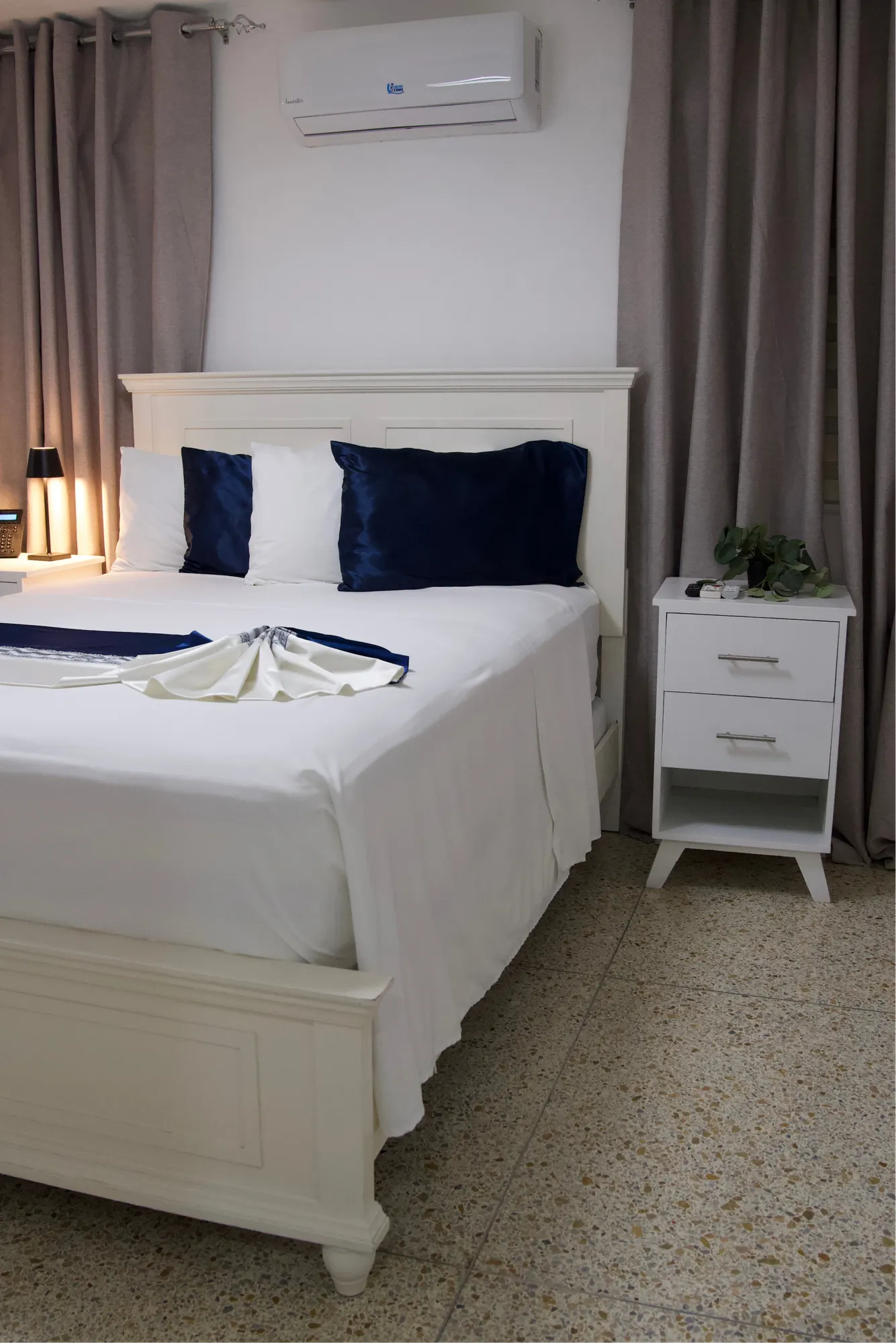 Habitación del Apartahotel Feliz Estancia con cama matrimonial